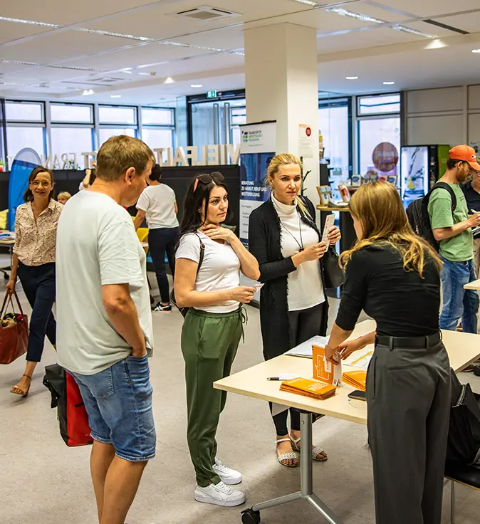 Mehrere Personen vor einem Informationsstand (© Stadt Frankfurt am Main)