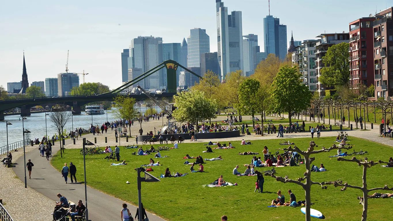 Viele Menschen im Park von Frankfurt a.M.